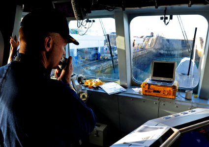 Flickr - Official U.S. Navy Imagery - USS Independence transits the Panama Canal. (2)