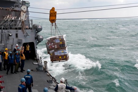 Flickr - Official U.S. Navy Imagery - USS Mustin receives supplies at sea2
