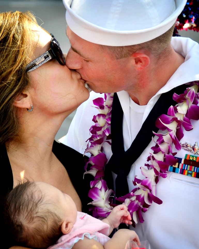 Flickr - Official U.S. Navy Imagery - USS Paul Hamilton Sailor is greeted by his family after returning from a deployment