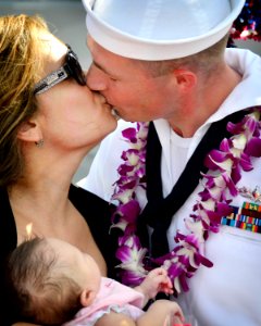 Flickr - Official U.S. Navy Imagery - USS Paul Hamilton Sailor is greeted by his family after returning from a deployment