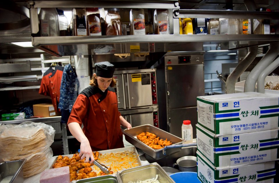 Flickr - Official U.S. Navy Imagery - USS Stockdale Sailor prepares lunch for the crew.