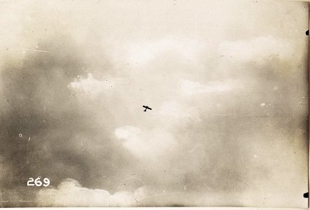 Flieger während der Ankunft in Tirana. (BildID 15571708)