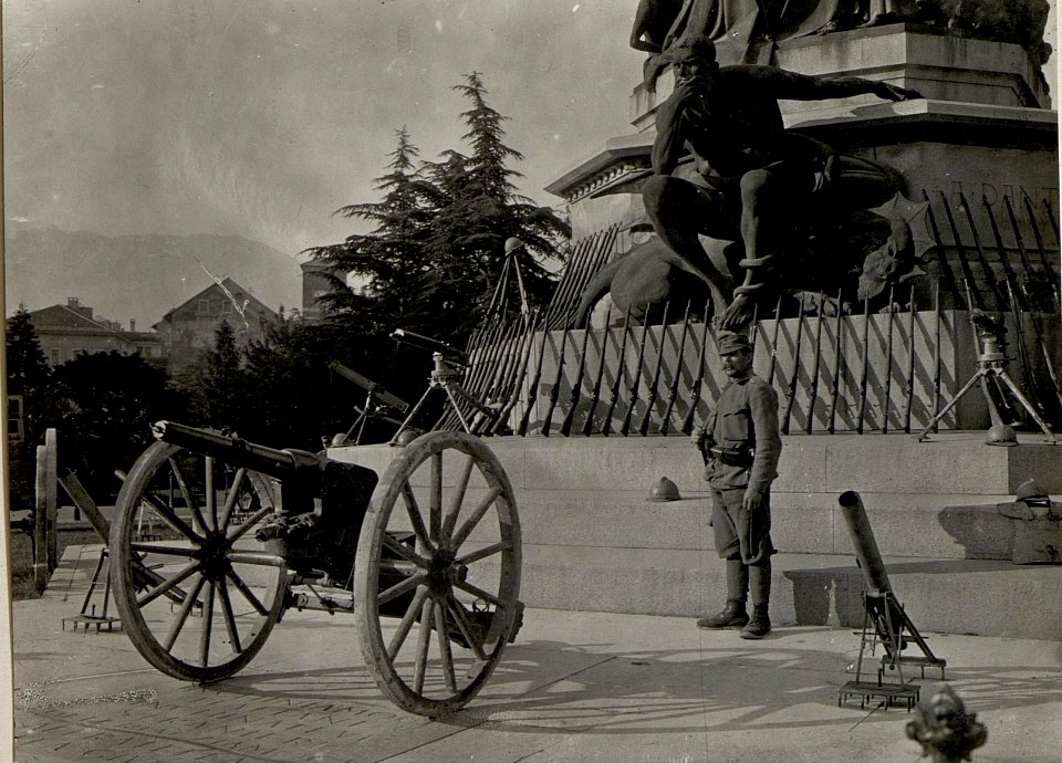 Fliegerabwehr Geschütz vor dem Dante Denkmal in Trient. Aufgenommen zwischen 26 bis 30 Mai 1916. (BildID 15534336)