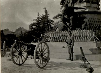 Fliegerabwehr Geschütz vor dem Dante Denkmal in Trient. Aufgenommen zwischen 26 bis 30 Mai 1916. (BildID 15534336)