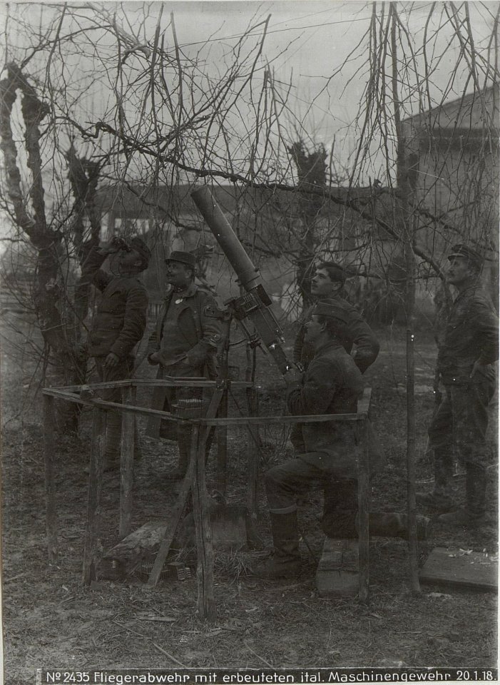 Fliegerabwehr mit erbeuteten ital.Maschinengewehr 20.1.18. (BildID 15614278)