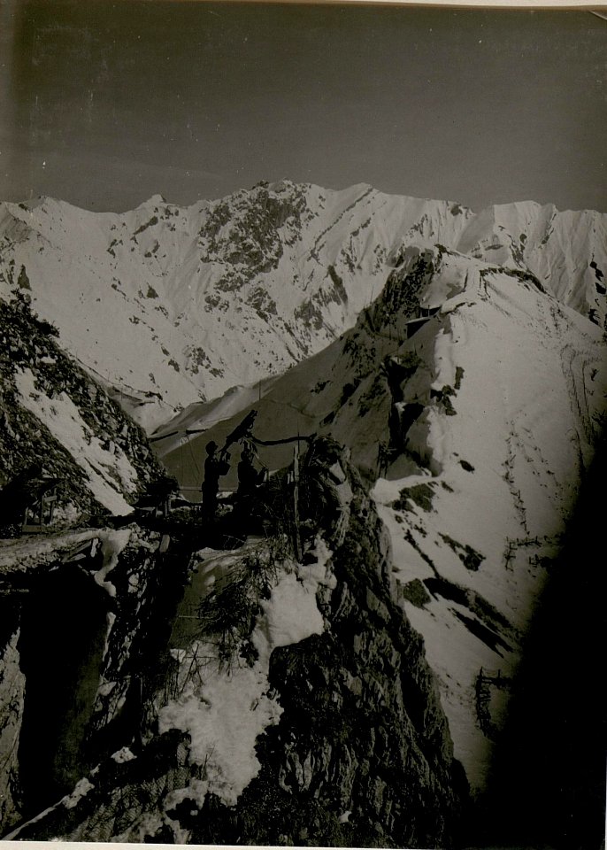 Fliegerabwehr-Maschinengewehrstand auf Campei u.Gaverdina. im Hintergrund der Pulesterzug. (13-III.1918.) (BildID 15514768)