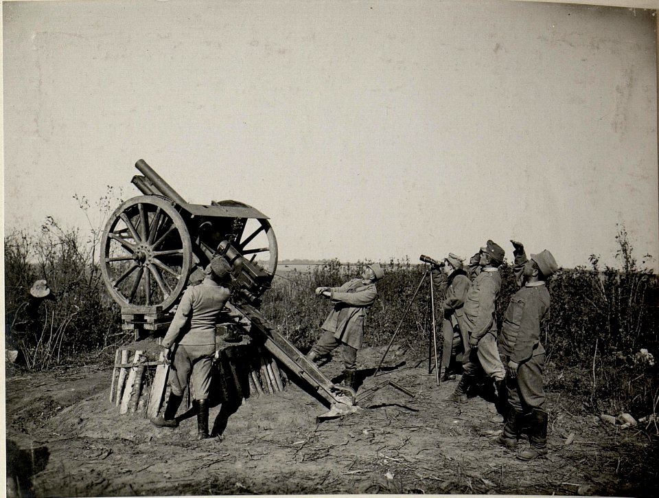 Fliegerabwehrkanone beim Abfeuern. Piane, 16.X.1915. (BildID 15540552)