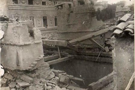 Fliegerangriff auf Triest, Einschlag im Hause, Via S.Mchele.29.8.17. (BildID 15598994)