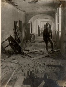 Fliegerangriff auf Triest, Durchschlag d.Vorhauses im Art.Arsenal. (BildID 15599029)