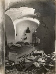Fliegerangriff auf Triest, Volltreffer i.d.Mannschaftsräume, Art. Arsenal. (BildID 15599022)