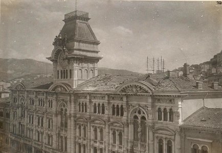 Fliegerangriff auf Triest, Rathaus nach dem Fliegerangriff.29.8.17. (BildID 15599057)