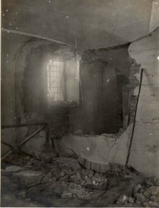 Fliegerangriff auf Triest, Volltreffer im Mannschaftszimmer, Art.Arsenal (BildID 15599043)