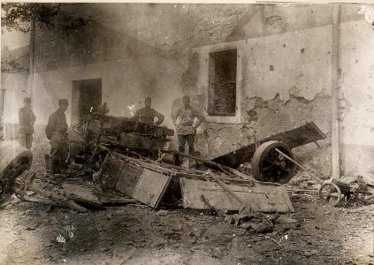 Fliegerangriff auf Triest.Vernichtetes Auto d.Volltreffer einer Bombe. (BildID 15599008)