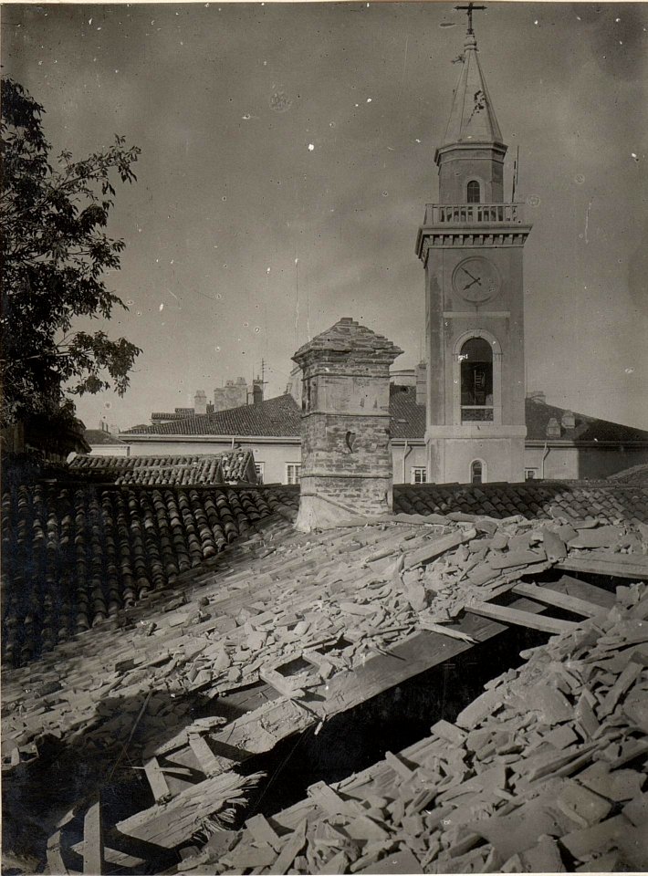 Fliegerangriff auf Triest. Volltreffer im Bischofspalais, Via Cavana 31. VIII. 1917. (BildID 15599891)