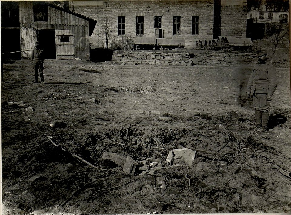 FliegerbombenTrichter beim mobilen Reservespital 2-13 im BUCZACZ. Aufgenommen am 1. April 1916 in BUCZACZ. (BildID 15536534)