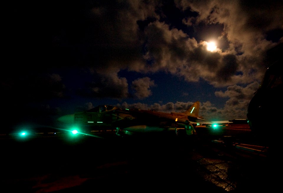 Flight deck action of USS Bonhomme Richard 120829-N-KB563-299