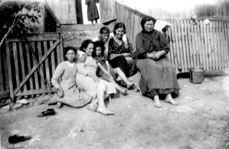 Floare Lapoşiu and her children photo