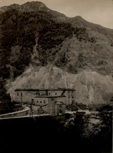 Flitscher Klause mit kleinem Svinjak. Aufgenommen am 19. Mai 1916. (BildID 15475636)