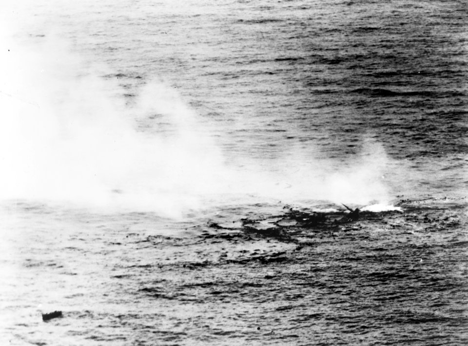 Floating survivors and wreckage of the Japanese light cruiser Yahagi, 7 April 1945 (NH 62577)