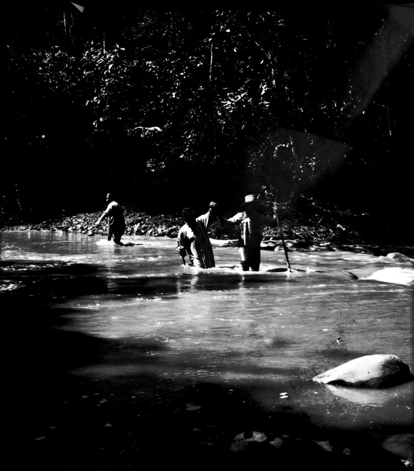 Flodövergång med indianska bärare. Rio Cocos, Sydamerika. Bolivia - SMVK - 002363