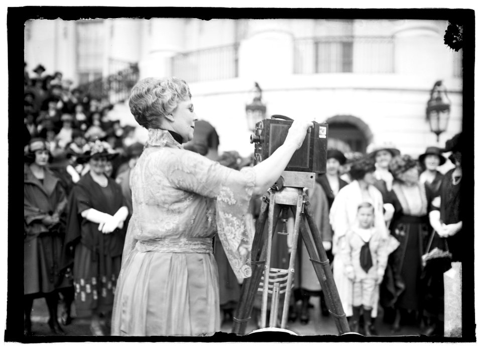 Florence Kling Harding operating a movie camera on the lawn of the White House, Washington, D.C.) 4-8-22 LCCN2016851320