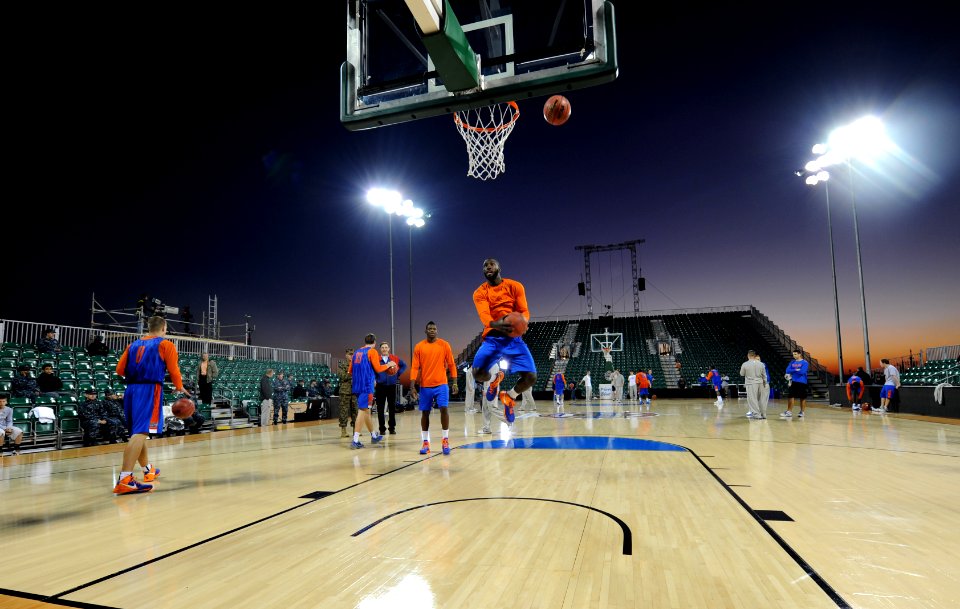 Florida Gators practice aboard USS Bataan. (8181938353)
