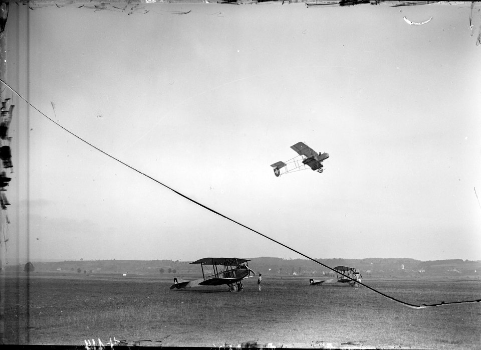 Flugbild eines Doppeldeckers über dem Flugplatz - CH-BAR - 3240094