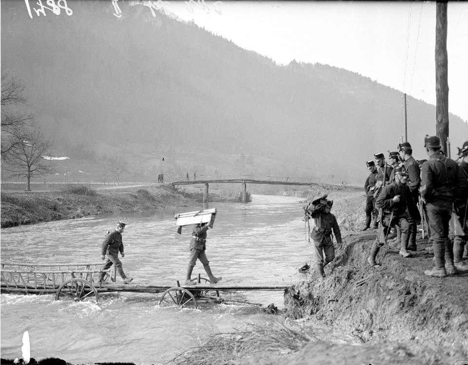 Flussüberquerung der Birs mittels Notbrücke - CH-BAR - 3236721