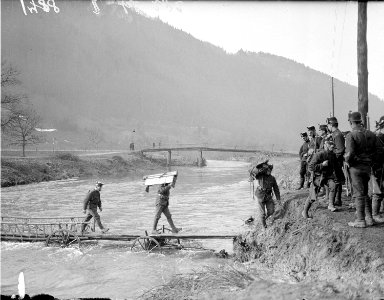 Flussüberquerung der Birs mittels Notbrücke - CH-BAR - 3236721