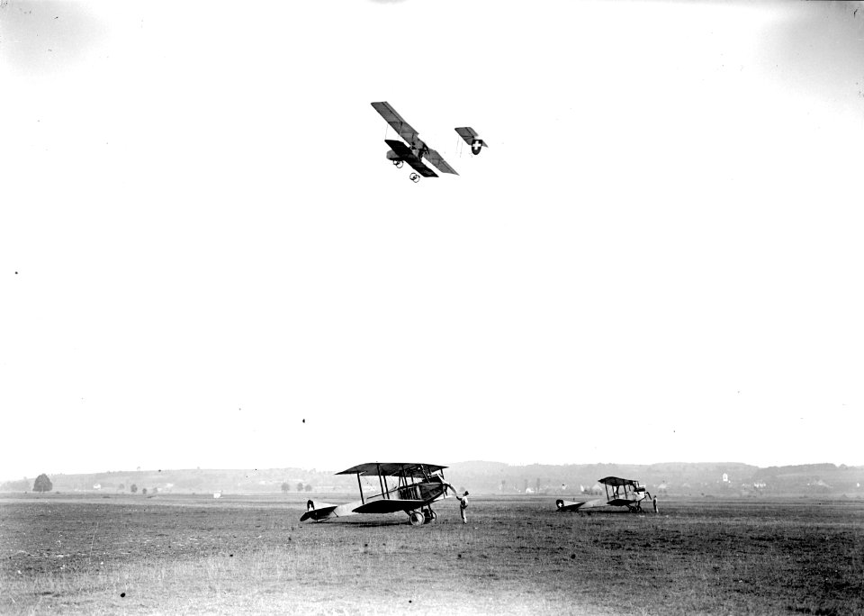 Flugbild eines Doppeldeckers über dem Flugplatz - CH-BAR - 3240093