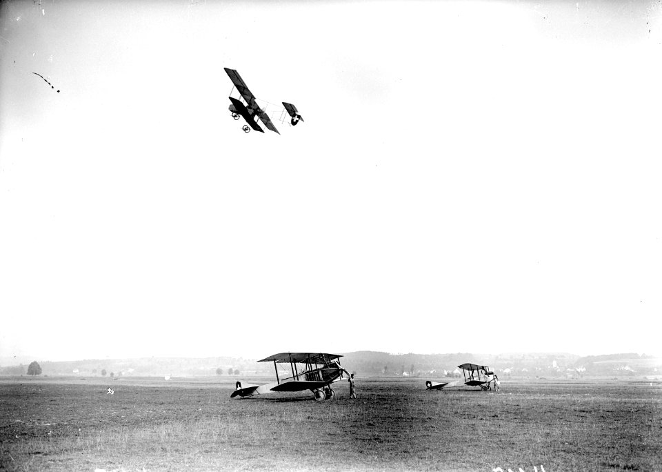 Flugbilder eines Doppeldeckers über dem Flugplatz - CH-BAR - 3240092