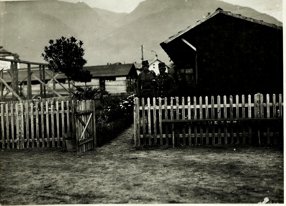 Flugplatz Brixen, Erzherzog Josef Ferdinand mit Exzellenz Roth von Limanowa-Lapanów (BildID 15424736)