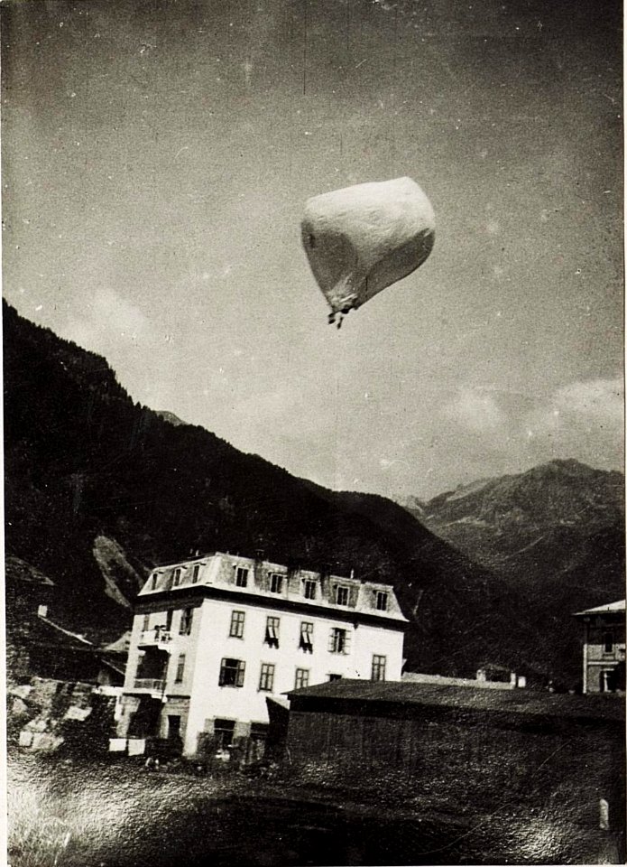 Flugzettelballon über Canazei schwebend. (BildID 15575683)