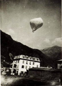 Flugzettelballon über Canazei schwebend. (BildID 15575683) photo