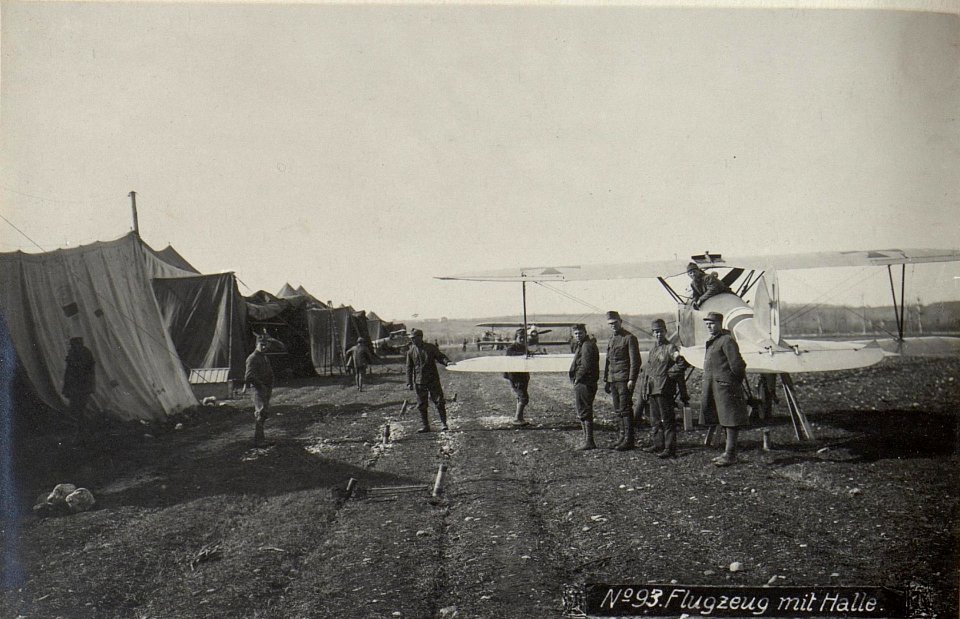 Flugzeug mit Halle (BildID 15667906)