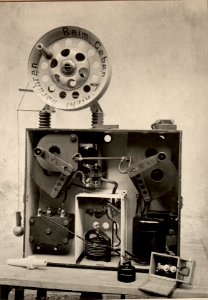 Flugzeugfunk(en)station, grosse Type Apparatkasten, aufgenommen am 2. Mai 1916 (BildID 15474158)