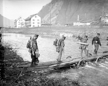 Flussüberquerung der Birs mittels einer Notbrücke - CH-BAR - 3236729