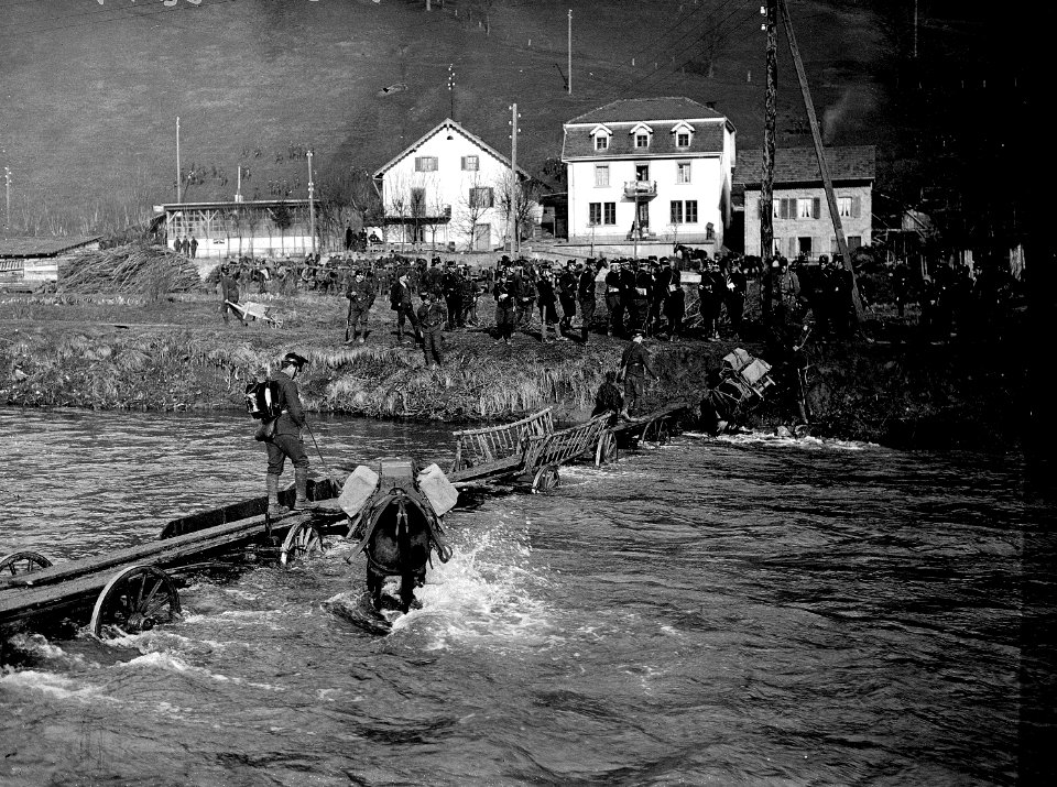 Flussüberquerung der Birs mittels Notbrücke - CH-BAR - 3236722