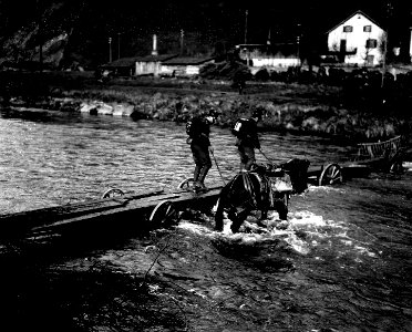 Flussüberquerung der Birs mittels Notbrücke - CH-BAR - 3236724
