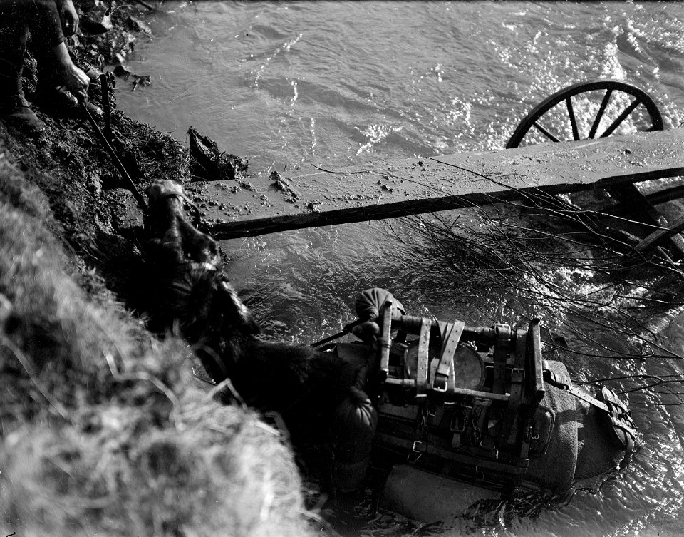 Flussüberquerung der Birs mittels Notbrücke - CH-BAR - 3236723