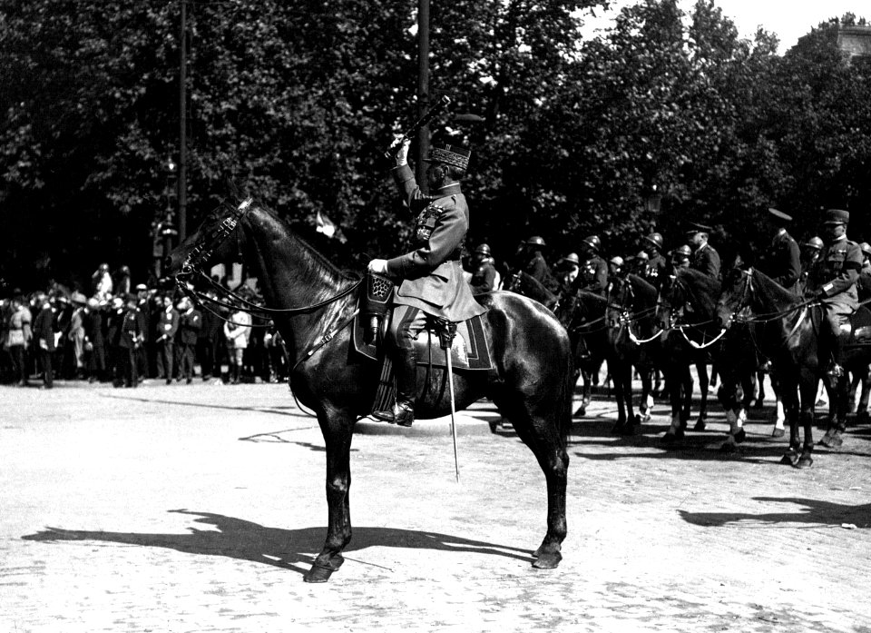 Maréchal Ferdinand Foch saluant du bâton, à cheval, 14 juillet 1919