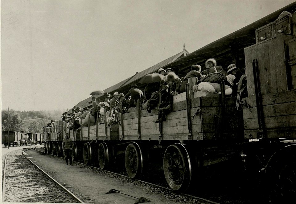 Flüchtlinge aus der Bukowina am Elektrotrain (BildID 15716683)