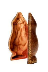 Fodral av trä klätt med brunt kalvskinn med guldtryck och inuti klätt med sämskskinn - Skoklosters slott - 97142