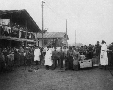 Flüchtlingslager Wagna - Ausziehen bei Desinfektion einer Baracke - k.k. Innenministerium - 1914