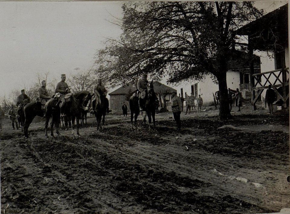 FML.SNJARIC, Kdt.der 59.JTD. meldet sich beim Kpskmdten FZM. von SCHEUCHENSTUEL. November 1915. (BildID 15454286)