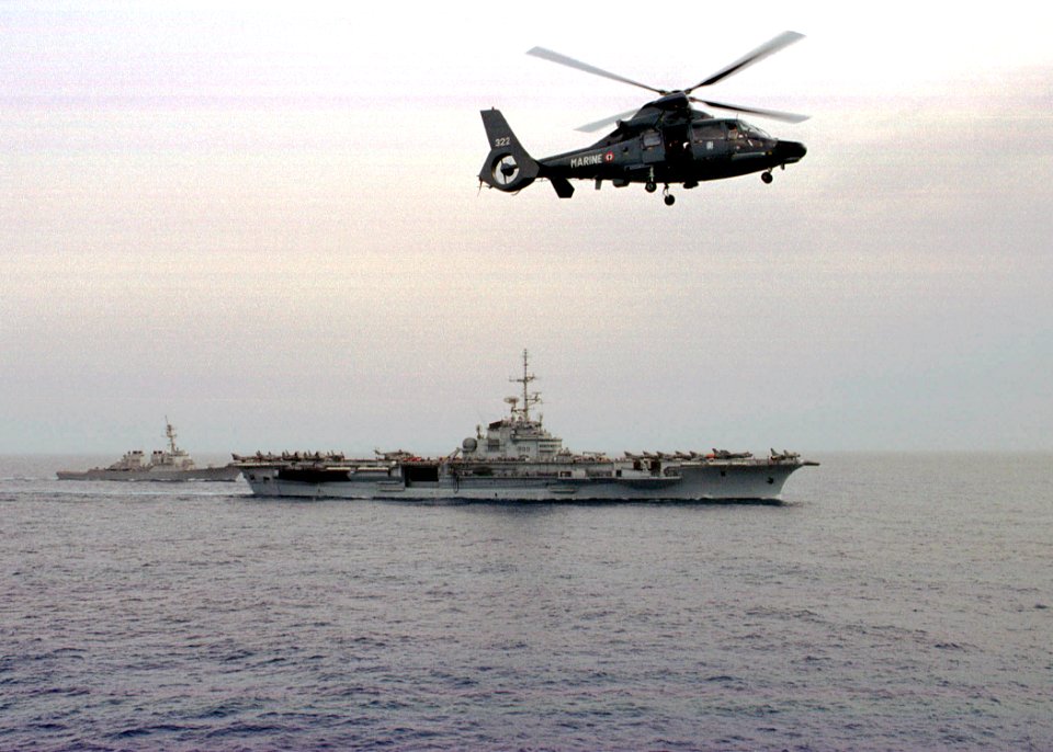 Foch (R99) with USS Arleigh Burke (DDG-51) 1998