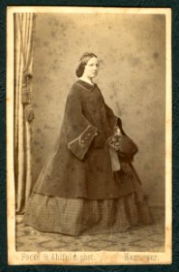 Focke & Ahlfeld. phot. Hannover. Junge Dame mit Krinoline - um 1860, Bildseite