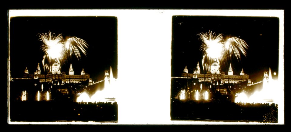 Focs d’artifici al recinte de Montjuïc durant els actes de L’Exposició Universal