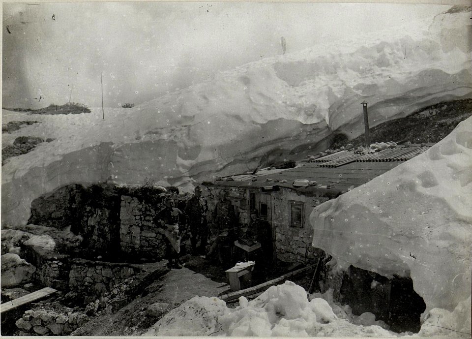 Folgariaplateau.Unterstände am Grat der Nordwand. (BildID 15640007)