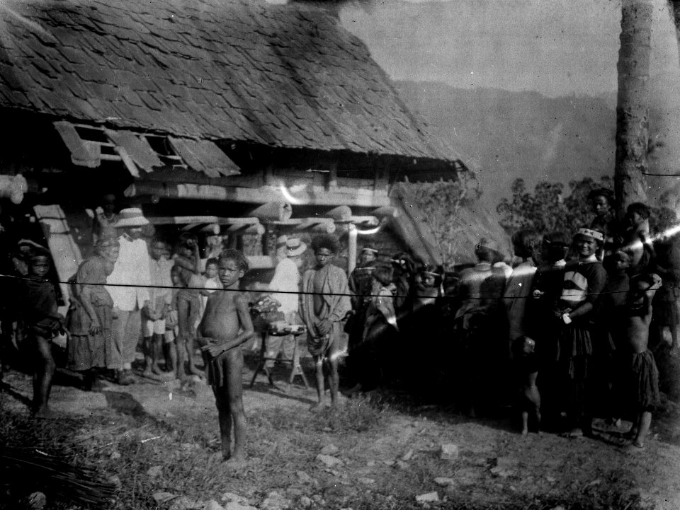 Folk samlade utanför bytemplet (lobo). T.v - SMVK - 000163
